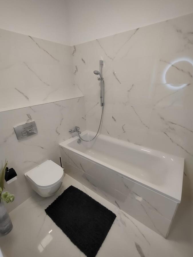 Апартаменты Karina Apartman Дунайска-Стреда Экстерьер фото
