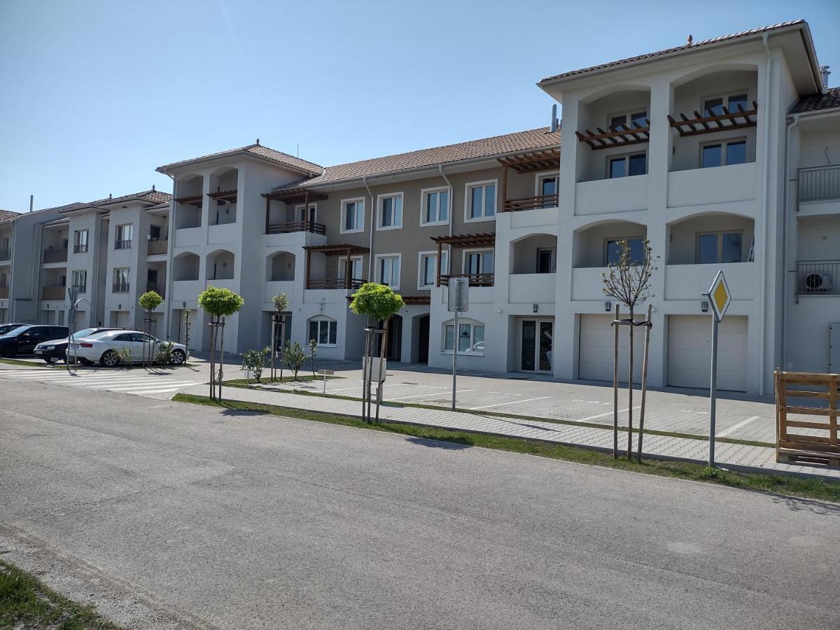 Апартаменты Karina Apartman Дунайска-Стреда Экстерьер фото