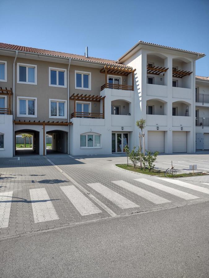 Апартаменты Karina Apartman Дунайска-Стреда Экстерьер фото
