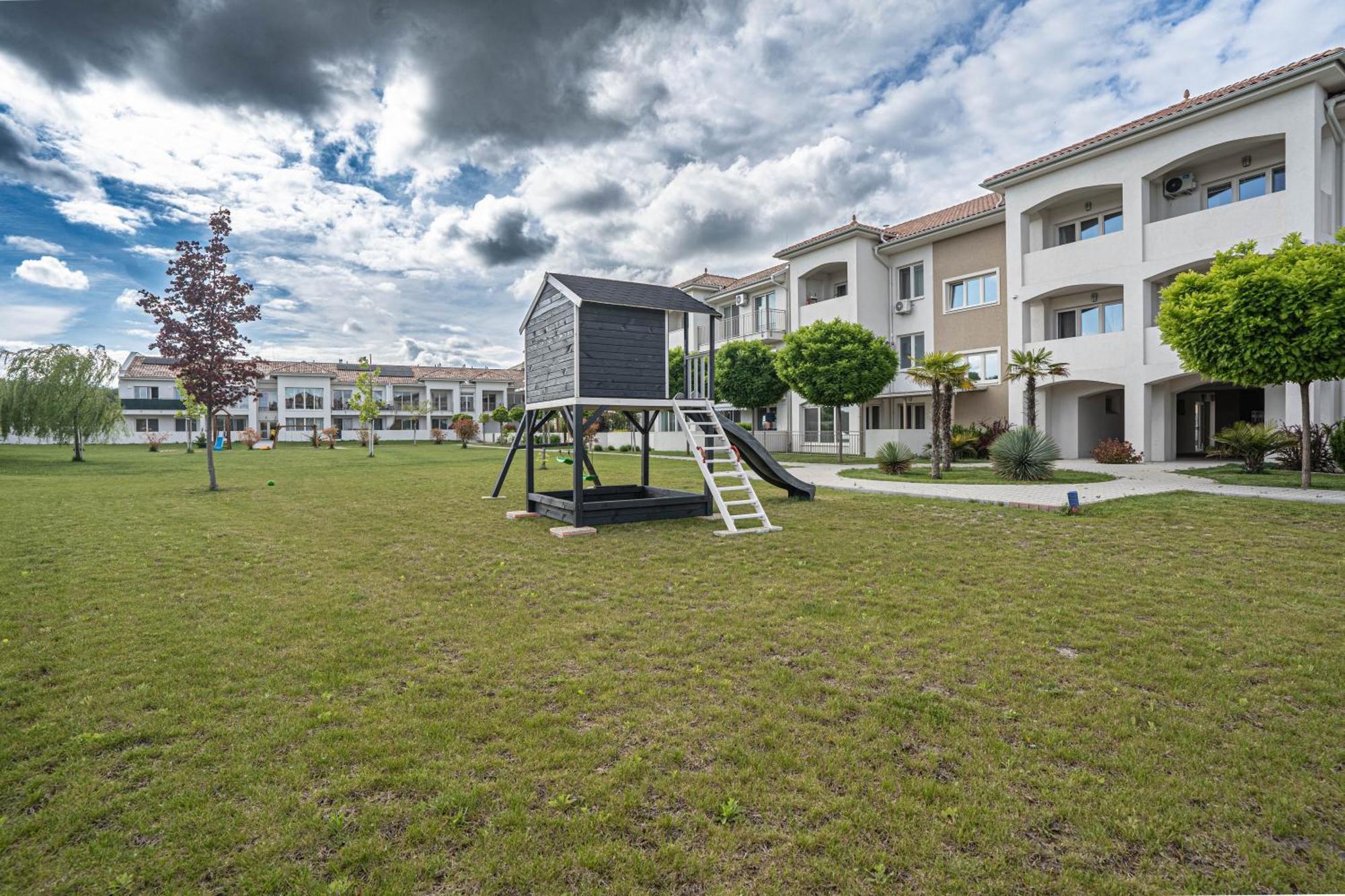Апартаменты Karina Apartman Дунайска-Стреда Экстерьер фото